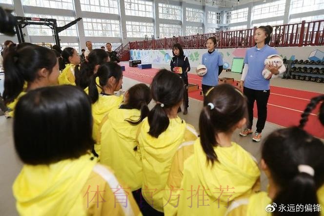 与球星亲密互动,让女孩爱上女超——海埂“耀·探营”释放女足魅力 与球星亲密互动,让女孩爱上女超——海埂“耀·探营”释放女足魅力